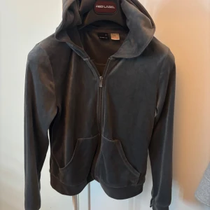 Sammet kofta - Mjuk och skön grå hoodie i velour med dragkedja framtill och två fickor. Band fattas