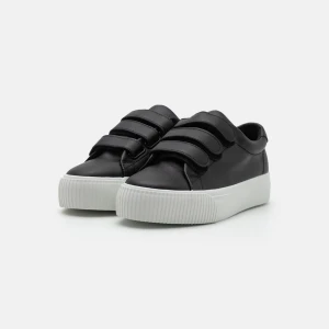 Svarta sneakers med kardborre Even&Odd - Svarta sneakers från Even&Odd med tre breda kardborreband och vit, chunky platt sula. Skorna har en stilren design med rund tå och är tillverkade i syntetmaterial som ger en clean look. Säljer för att mina i storlek 39 vart bytt med dessa i storlek 37