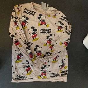 En Musse pyjamas från H&M -  ett avslappnat pjamas sätt från H&M 