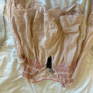 Ljusrosa odd molly blus - Ljusrosa jätte fin blus från Odd Molly. Väldigt fint skick och sparsamt använd