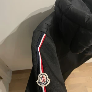 moncler cardigan - sitter som en M/L, bra kvalle, för mer bilder skriv dm!! Aldrig använd!!