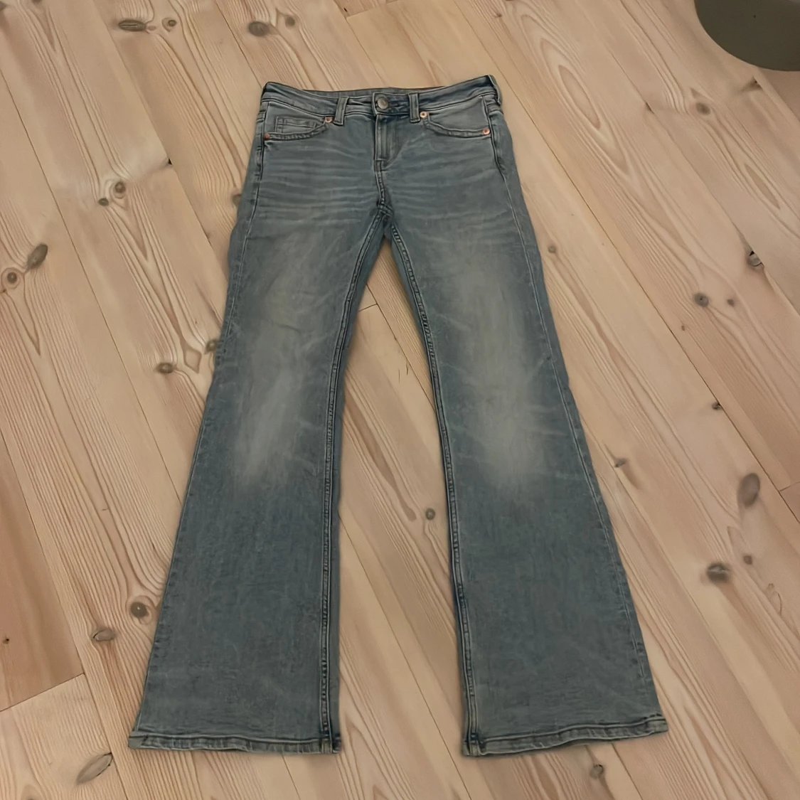 Blå bootcut jeans från H&M Divided
