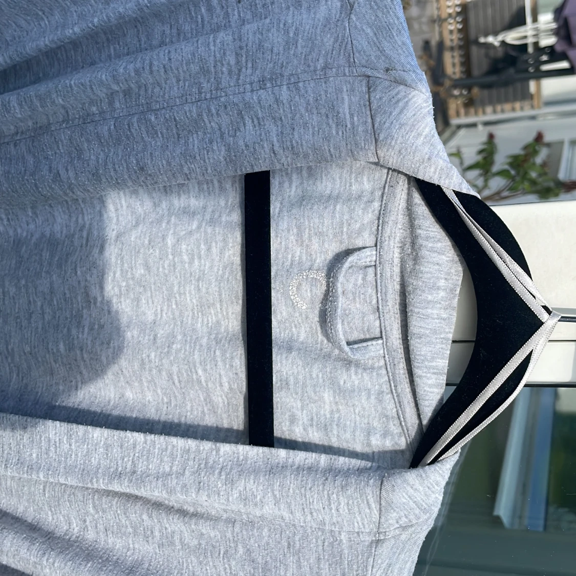 Ljusgrå morgonrock med spetsdetaljer - 3