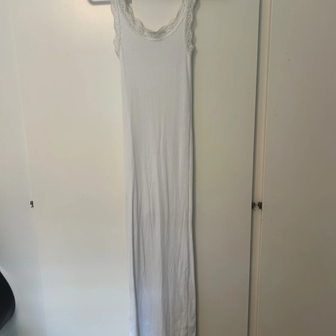 Vit långklänning med spetsdetaljer