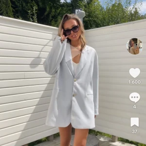 Kavaj - Superfin kavaj i ljusblått som har kommit till användning 2 gånger!