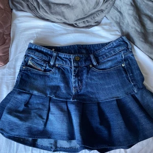 Mörkblå jeanskjol lågmidjad - Supercool jeanskjol med volang. Den var ett par denimjeans förut, men jag har sytt om till kjol. Bra skick, meddela gärna om du har någon fråga🥰
