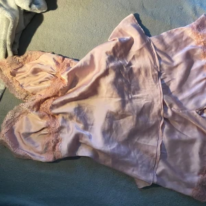 Pyjamas set - Jättefint pyjamas set, ej använd. Hör av dig vid frågor eller intresse🌸🌸