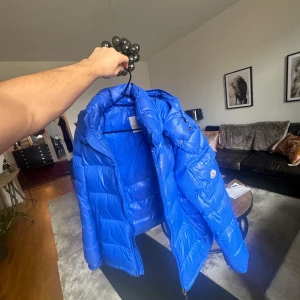 Moncler Maya  - Moncler Maya jacka i unik sällsynt blå färg, stolen 3 i mycket bra skick kvitto finns