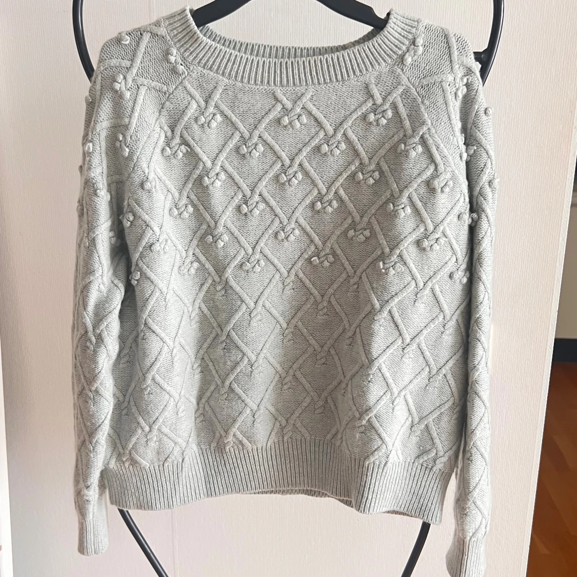 Ljusgrå stickad tröja med strukturmönster - 1