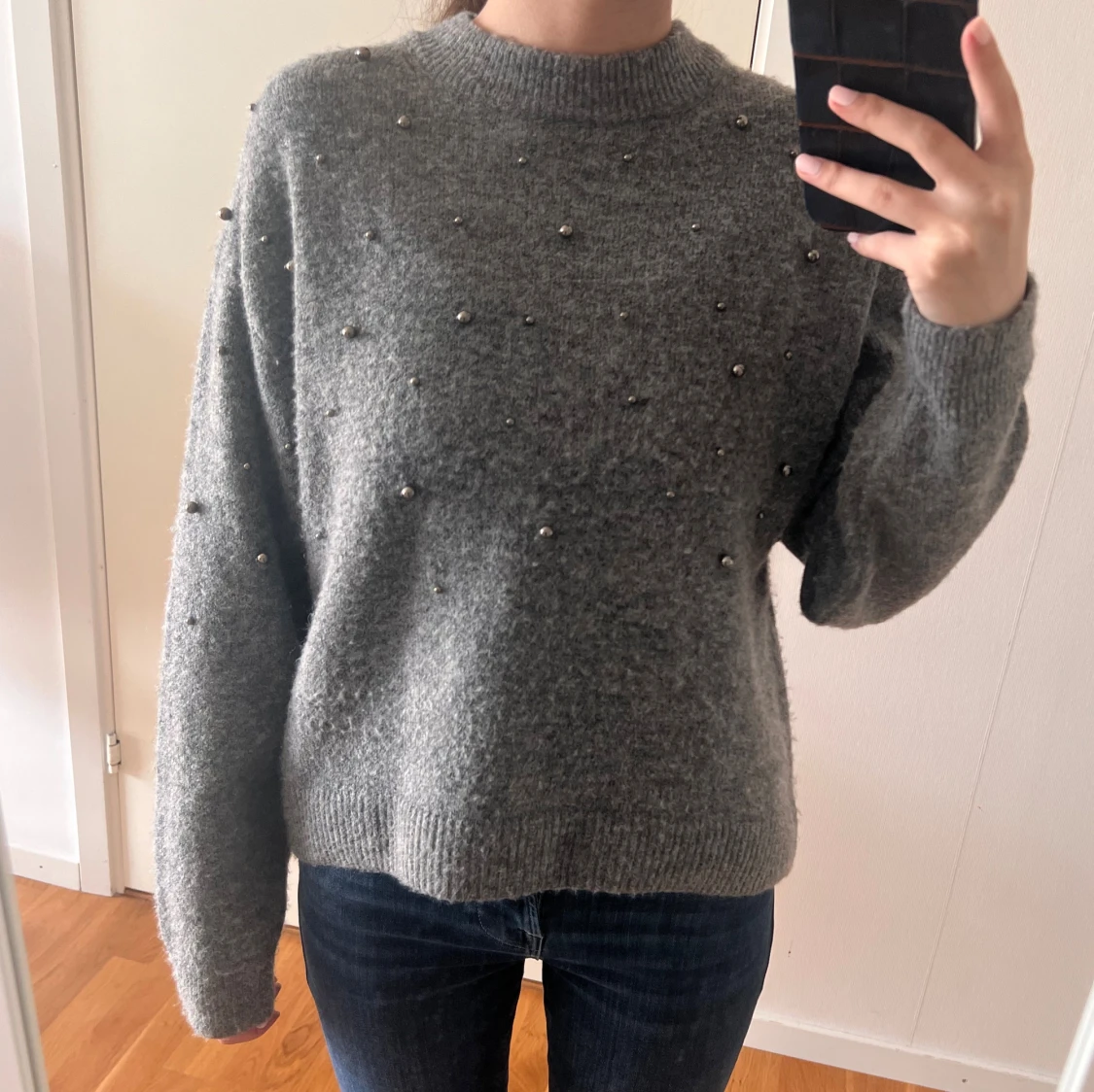 Grå stickad tröja med pärlor