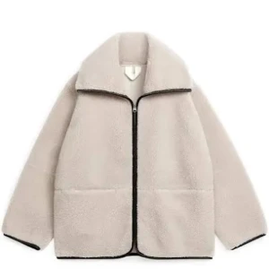 Beige teddyjacka med dragkedja - Mysig beige teddyjacka med svarta detaljer längs dragkedjan och kanterna. Jackan har två stora fickor framtill och en avslappnad passform. Nypris 1590 kr, sparsamt använd!! 💕💕