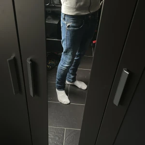 Blå Replay skinny jeans med smal passform - Säljer ett par blå Replay skinny jeans med smal passform och klassiska fickor. Jeansen har en snygg, åtsittande siluett och är perfekta för dig som gillar en modern look. Materialet är stretchigt jeans och midjan är normal. Passar till många olika stilar. Bara att skriva om man vill ha fler bilder eller någon annan fundering🤗