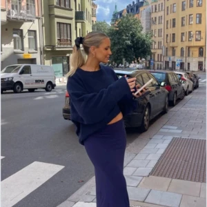 Mörkblå långkjol i stretchigt material - Supersnygg mörkblå långkjol med tight passform🩷