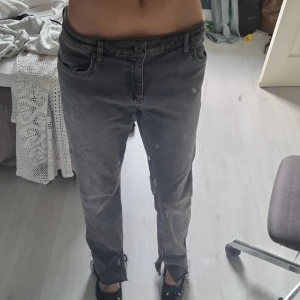 Grå jeans med råa kanter från NA-KD - Säljer ett par grå jeans från NA-KD i storlek 36 då de tyvärr är för stora för mig. De har raka ben, låg midja och råa, fransiga benslut för en cool vibe. Klassisk femficksmodell i mjukt denimtyg. Perfekta för dig som gillar en avslappnad men trendig look.