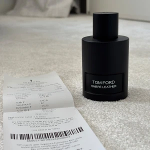 Tom Ford Ombré Leather EdP 100ml - Exklusiv parfym från Tom Ford, Ombré Leather Eau de Parfum i en stilren, matt svart flaska på 100ml. Flaskan har minimalistisk design med tydlig logga och präglat TF på locket. Perfekt för dig som gillar lyxiga och djupa dofter med lädertoner.