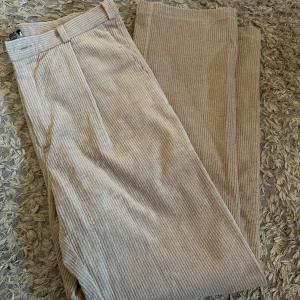 Beiga manchesterbyxor Carnal Apparel - Snygga beiga manchesterbyxor från Carnal Apparel i rak modell. Tjockt, mjukt manchestertyg med breda ränder. Endast testade! 