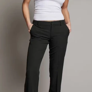 Lågmidjade kostymbyxor från bikbok i modellen ”Vera” - Jättefina lågmidjade kostymbyxor i storlek 34 från bikbok som nästan är oanvända och i jättebra skick men säljer på grund av att de blivit för små💕skriv för frågor eller fler bilder och pris kan gå att diskutera