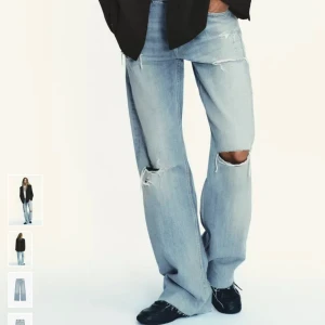 Ljusblå wide low rise jeans  - Säljer ett par ljus blåa low rise jeans wide som är från zara och har super snygga hål! Aldrig använda och har inga defekter på! Hör av dig om du vill ha fler bilder🫰🏼