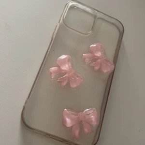 Fint mobilskal - Genomskinligt mobilskal med 3 rosa rosetter💕