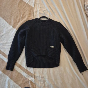 Svart stickad tröja från Michael Kors - Snygg svart stickad tröja från Michael Kors med ribbad struktur och diskret MK-logga i guld på. Nypris 4500 kr Säljer för 500 kr . Knappt använd , kvitto finns 