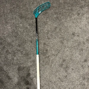 Oxdog Ultimate Light HES27 Innebandyklubba - Oxdog Ultimate Light HES27 innebandyklubba i fint skick. Lättviktsskaft, blått blad och vit grepptejp. Perfekt för snabba spelare som vill ha kontroll och precision. Inga synliga skador eller större slitage, redo för match eller träning. Använd två gånger så har inga märken på sig och bladet knappt slitet, 100cm lång i right