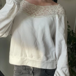 Vit tjocktröja - Säljer en vit tjocktröja med spets. Noppig.