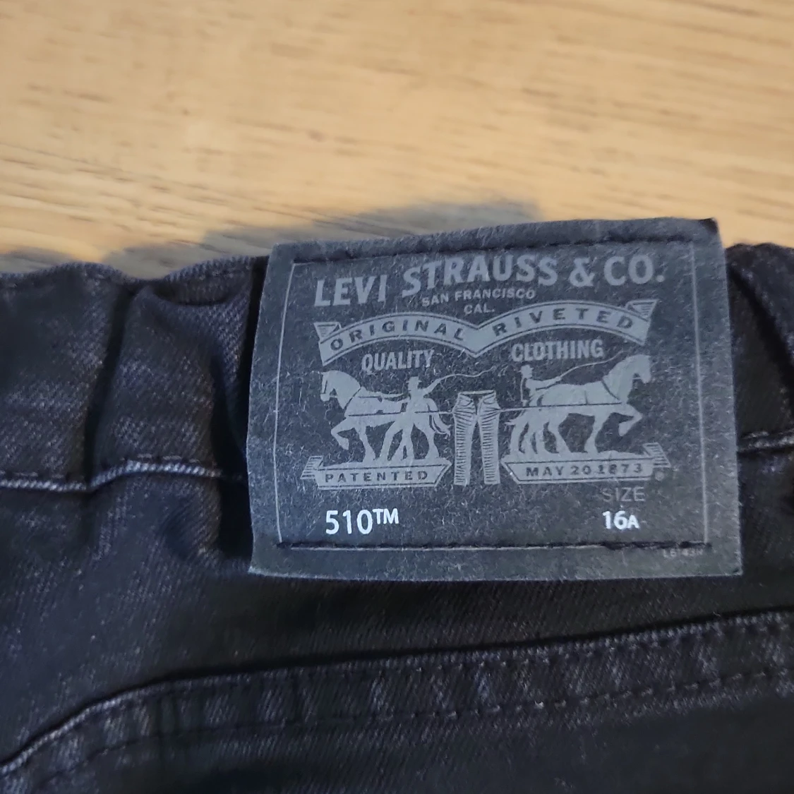 Svarta Levis Jeans  - 3