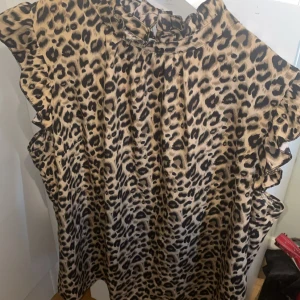 Leopardmönstrad blus - Leopardmönstrad blus med volangdetaljer
