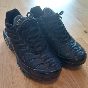 Nike Tn skor svarta - Säljer ett par helsvarta Nike Tns, säljer eftersom de passade inte mig när jag fick de. Storlek 42.