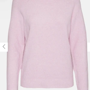 Ljusrosa stickad tröja - Supermjuk ljusrosa stickad tröja med rund hals och långa ärmar. Perfekt för lager-på-lager och chill dagar. Ribbstickade muddar vid ärmslut och nederkant ger en clean look.