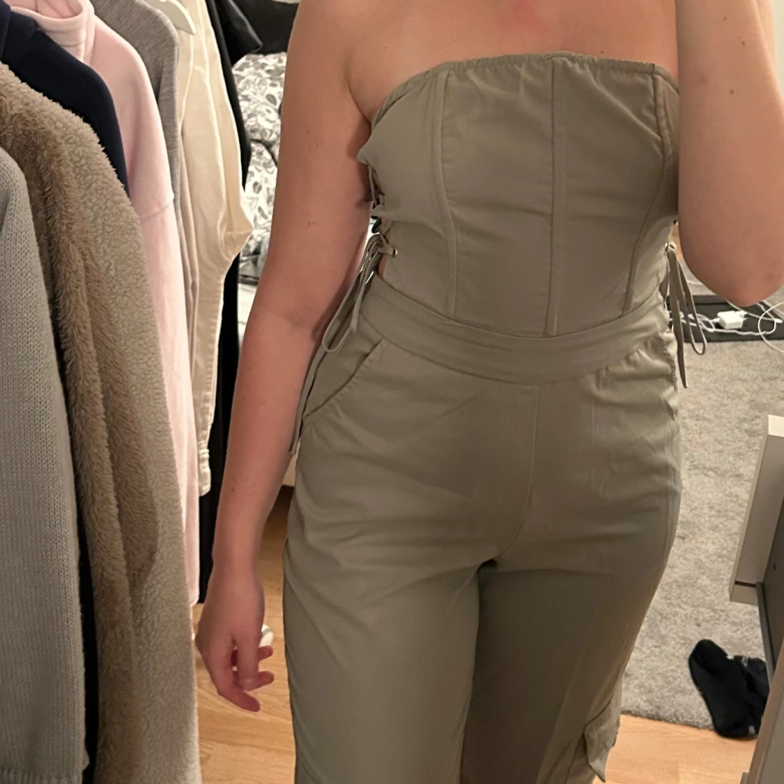 Khaki jumpsuit med snörning i sidan - 2