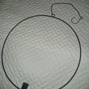 Hängande ljusstake  - Stilren svart hängande ljusstake. Produkten är i fint skick utan synligt slitage eller defekter. Enkel att hänga upp och använda i hemmet.