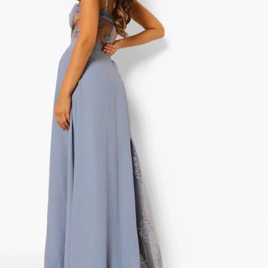 Ljusblå långklänning med spetsdetaljer