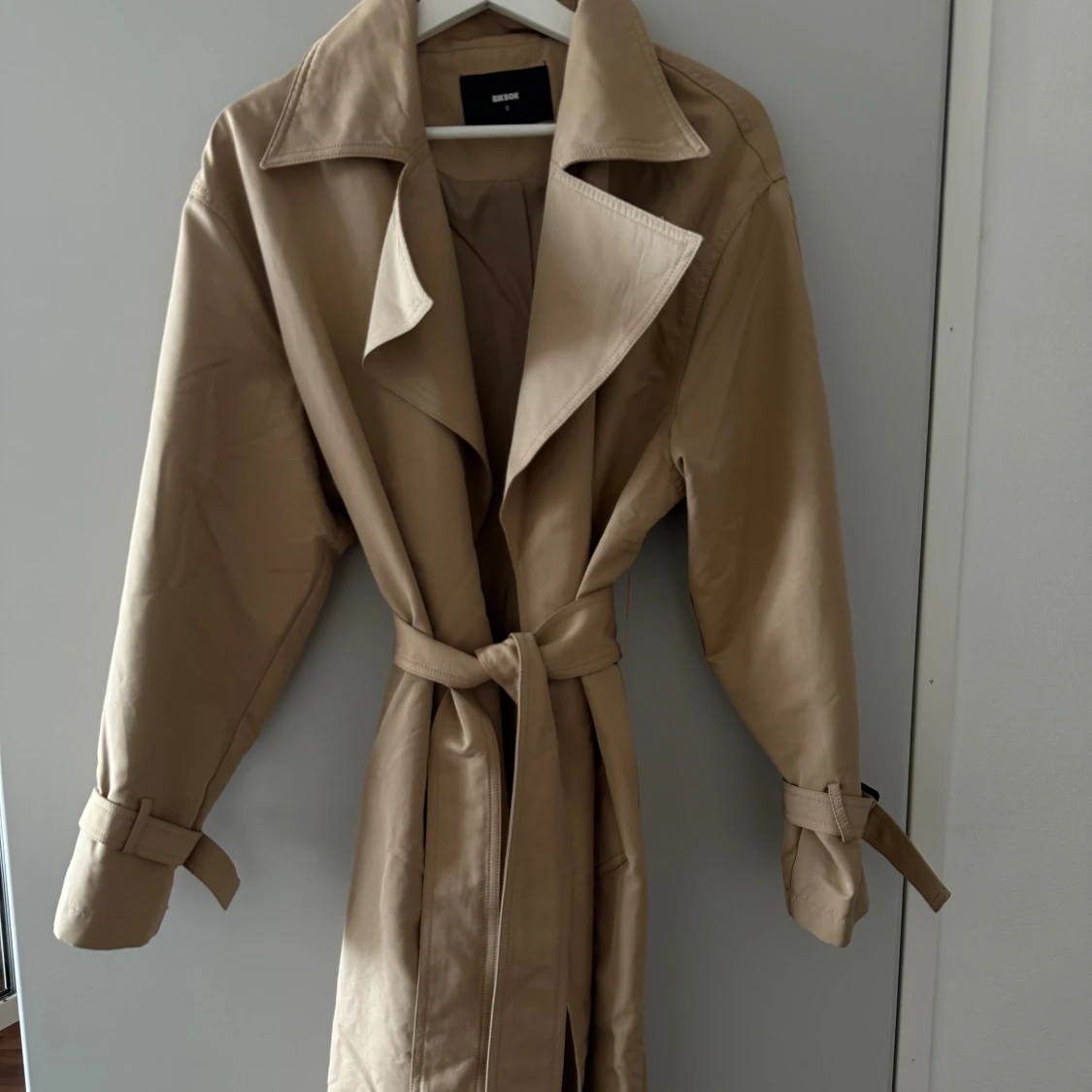 Beige trenchcoat från Bik Bok