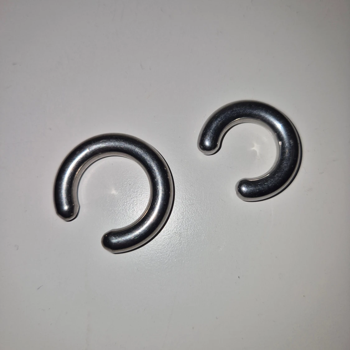 Chunky silverfärgade örhängen töjningar