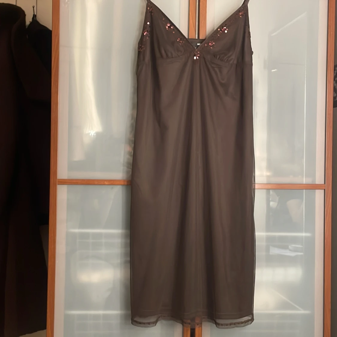 Brun paljettklänning från H&M - 1