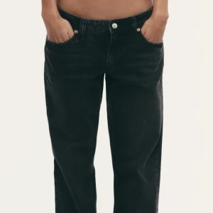 Svarta straight jeans med normal passning - Säljer dessa jätte snygga svarta jeans från Zara! Jag har använt de två gånger och säljer nu! Nypris 400 säljer för 300