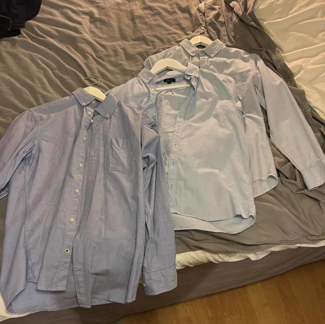 Tre ljusblå skjortor med krage