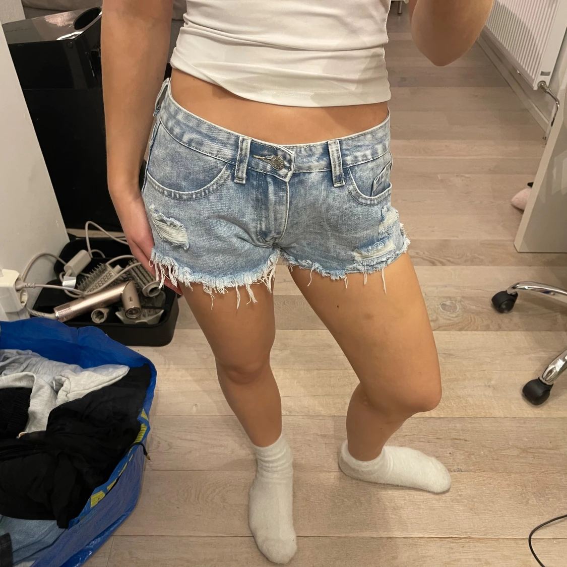 Ljusblå denimshorts med fransig kant