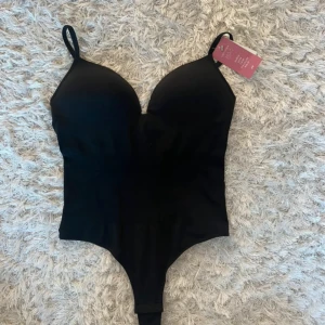 Body H&M viral  - Säljer denna snygga bodyn! Som är slutsåld på hemsidan! Storlek M men passar mig med S i allt🤩🤩Ny med prislapp