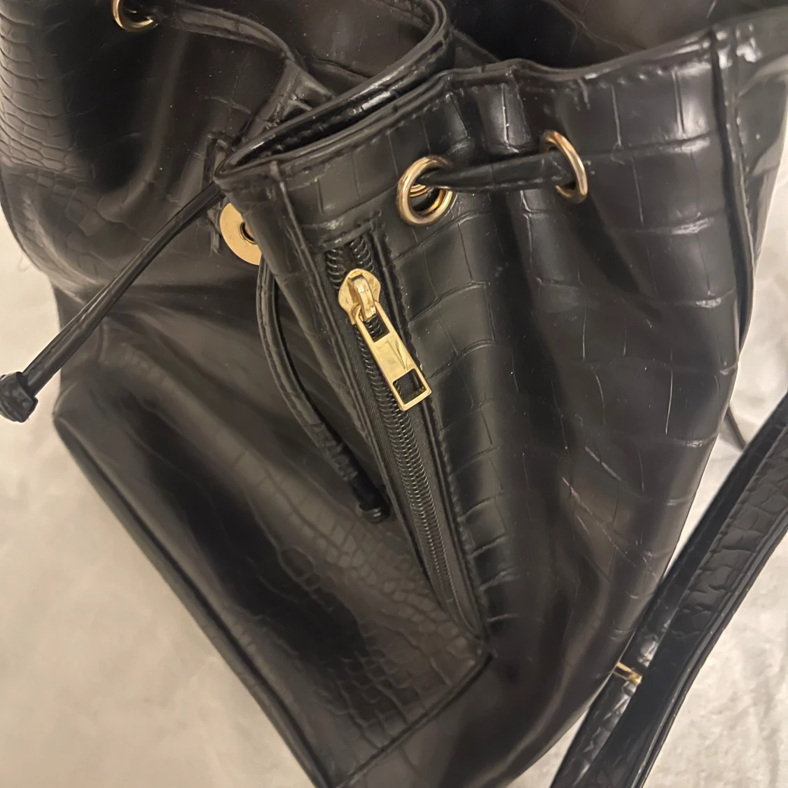 Svart ryggsäck med krokopräglad yta - 4