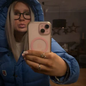 Blå dunjacka från Fjällräven - Säljer en snygg blå dunjacka från Fjällräven i modellen Expeditonal Lite Jacket. Den är en storlek S och nypris är 6999kr. Är även öppen till att byta mot en fjällräven mörkgrönstorlek s eller sälja för förslaget pris minsta jag kan gå är 6000