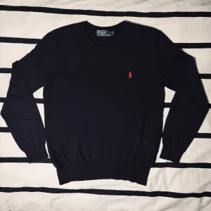 Svart Kashmir tröja från Polo Ralph Lauren - Köpte för ett tag sedan och säljs för att jag har vuxit ut den. Strl S och känns som S. Svart stickad kashmir tröja från Polo Ralph Lauren.