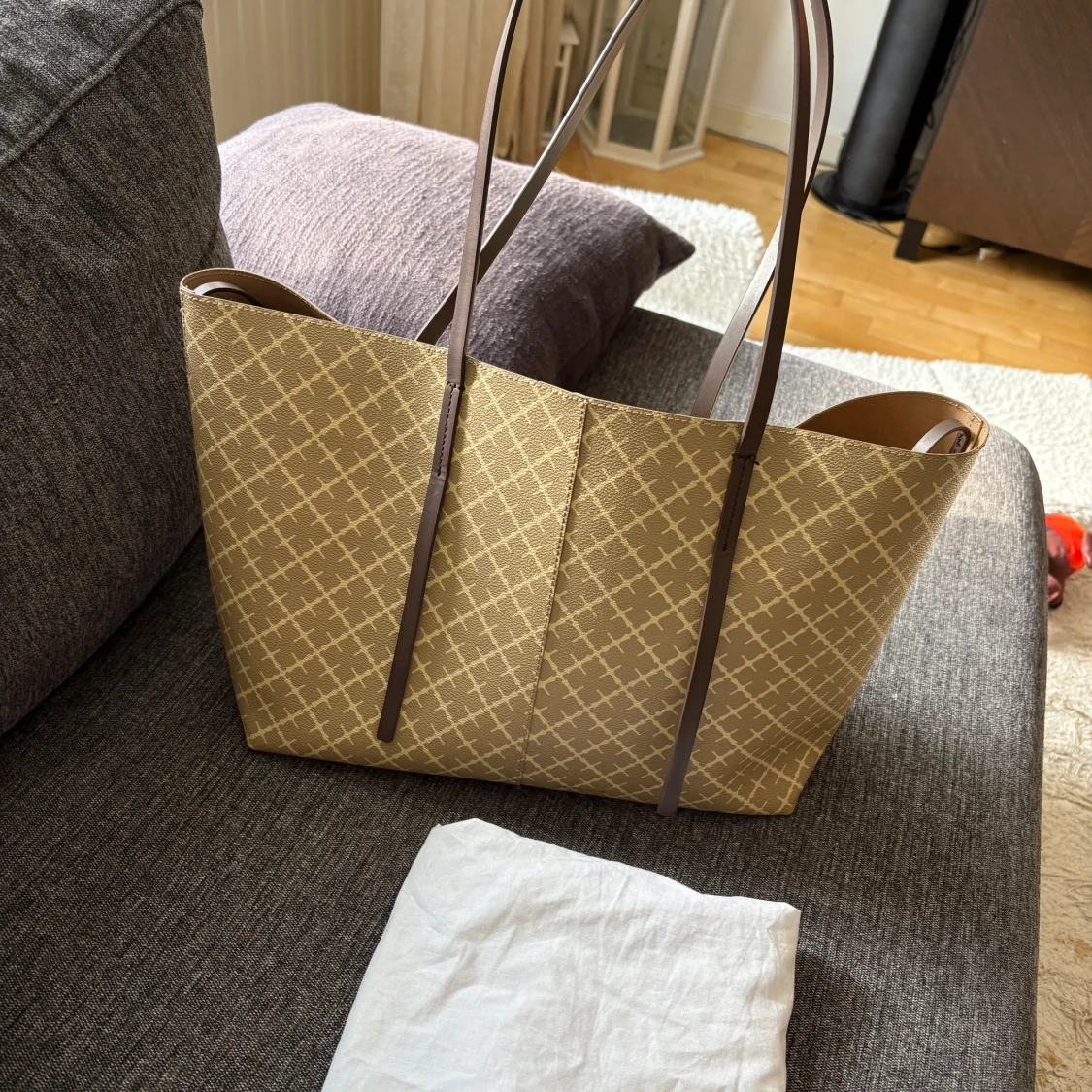 Beige shoppingväska med mönster - 2