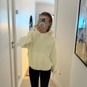 Ljusgul hoodie från Gina Tricot - Supermjuk ljusgul hoodie från Gina Tricot, basically basics-kollektionen. Använd fåtals gånger. Ordinarie pris 359