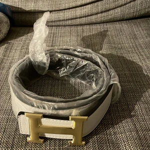 Vitt  bälte med guldspänne - Dm vid intresse..