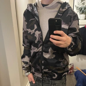 Helt ny vind jacka från Lindfors  - Helt ny skit snygg jacka från Lindfors i storlek S/M som är perfekt för vintern och hösten. Den har en slim i passformen och är riktigt bekväm 😁