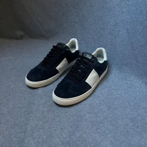 Valentino flycrew - Valentino flycrew skor | väldigt bra skick | Vädligt eftertraktade | Alla nitar kvar!! | 100% äkta och Äkthetsgaranti ingår | Fraktas samma dag  🚚📦 | Kontakta vid fler frågor eller funderingar ☑️