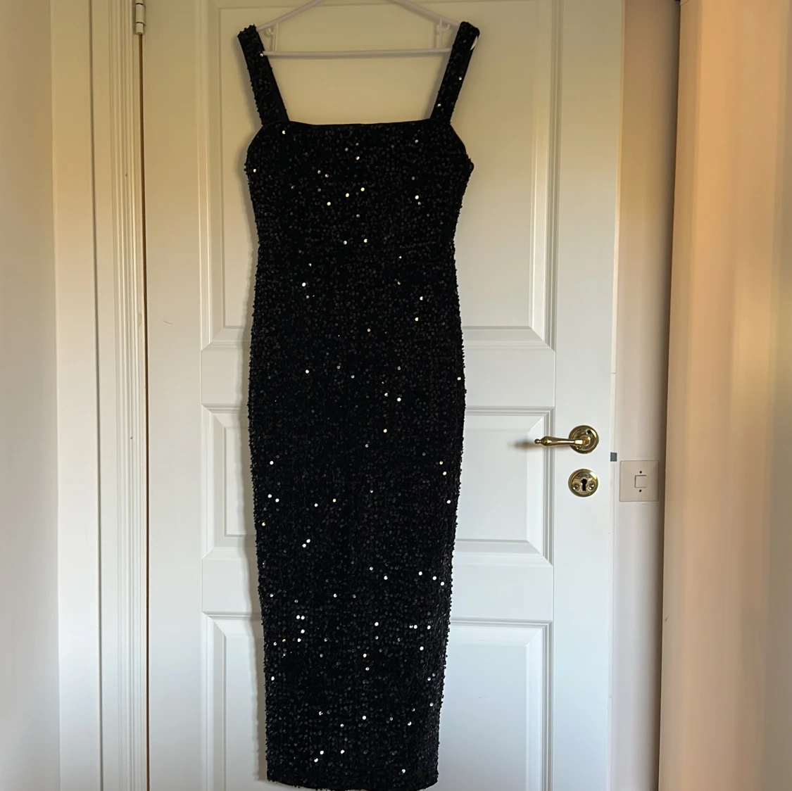 Svart glittrig långklänning