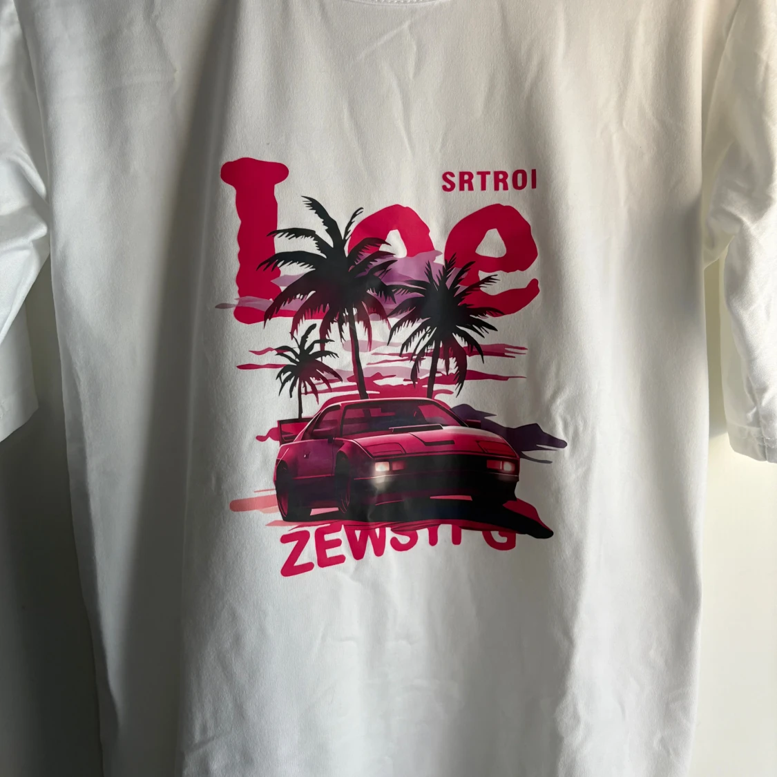 Vit t-shirt med biltryck